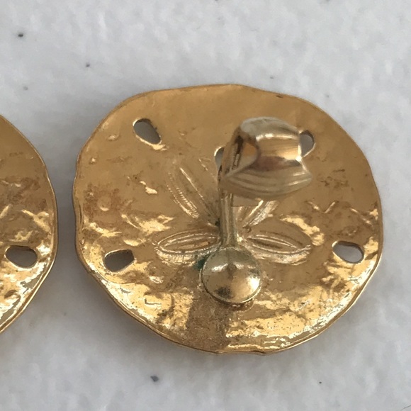 Crown Trifari Gold Tone Sand Dollar Clip On Earrings - Picture 7 of 9